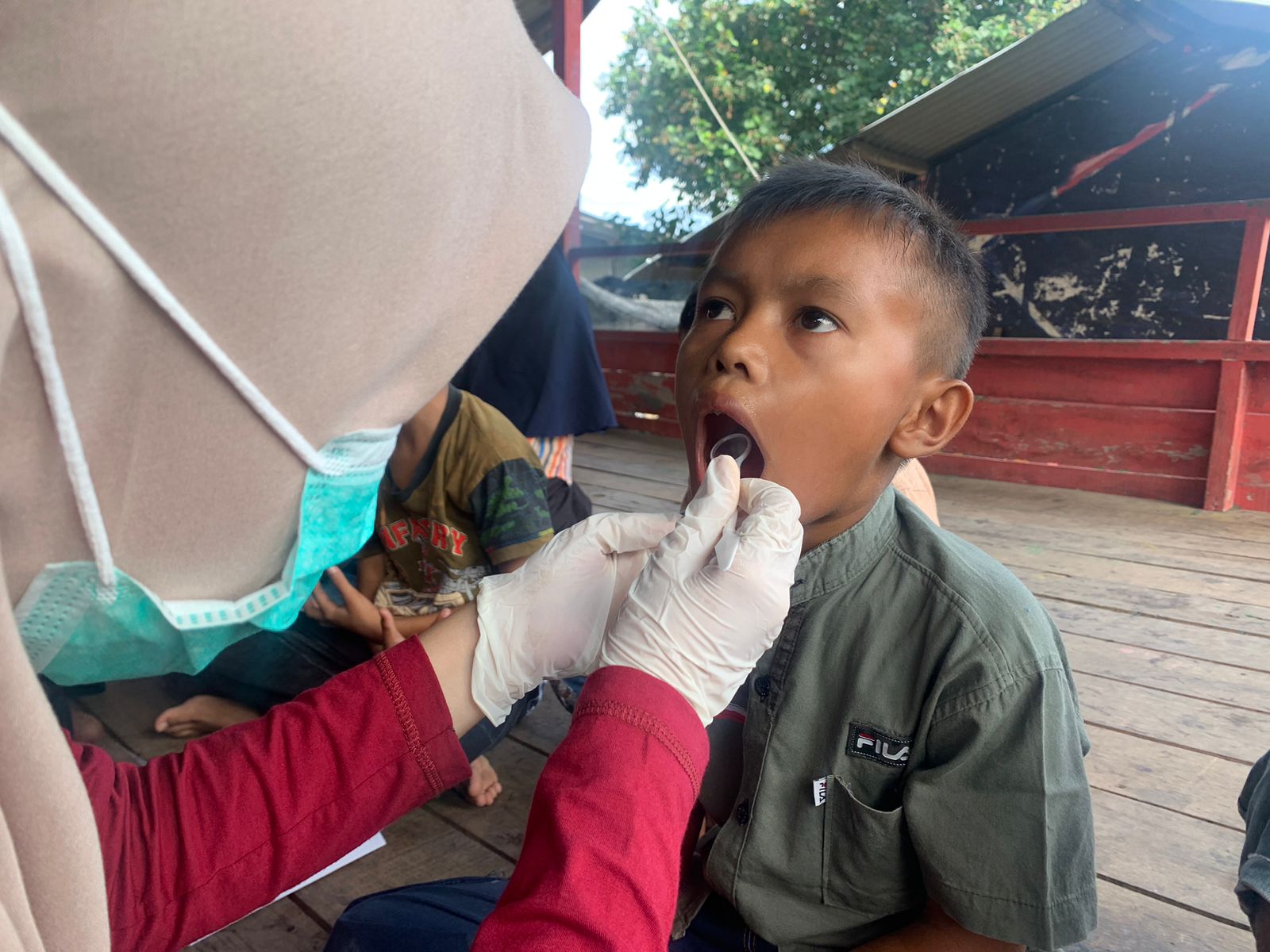 Tim Dokter Gigi Universitas Syiah Kuala memeriksa gigi anak pemulung di Banda Aceh