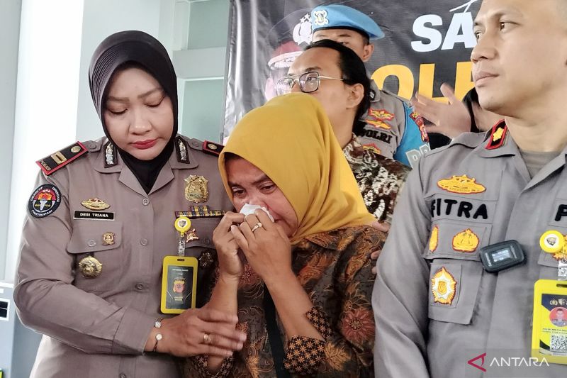 Warga Ciseeng, Bogor, Siti Mauliah yang bayinya tertukar saat berada di Mapolres, Cibinong, Kabupaten Bogor, Jawa Barat, Jumat (11/8/2023). 