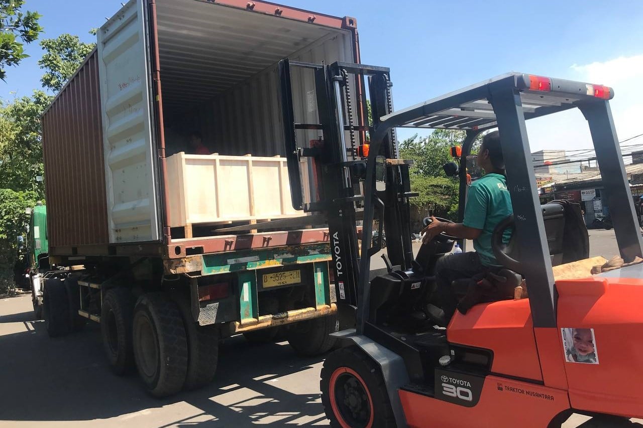 Pos Indonesia Ekspor Perdana Angklung ke Korsel