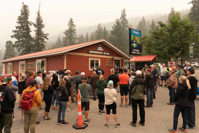 Cuaca yang lebih sejuk dan hujan diharapkan memperlambat laju kebakaran hutan. Beberapa pengungsi pun diizinkan untuk kembali ke rumah.