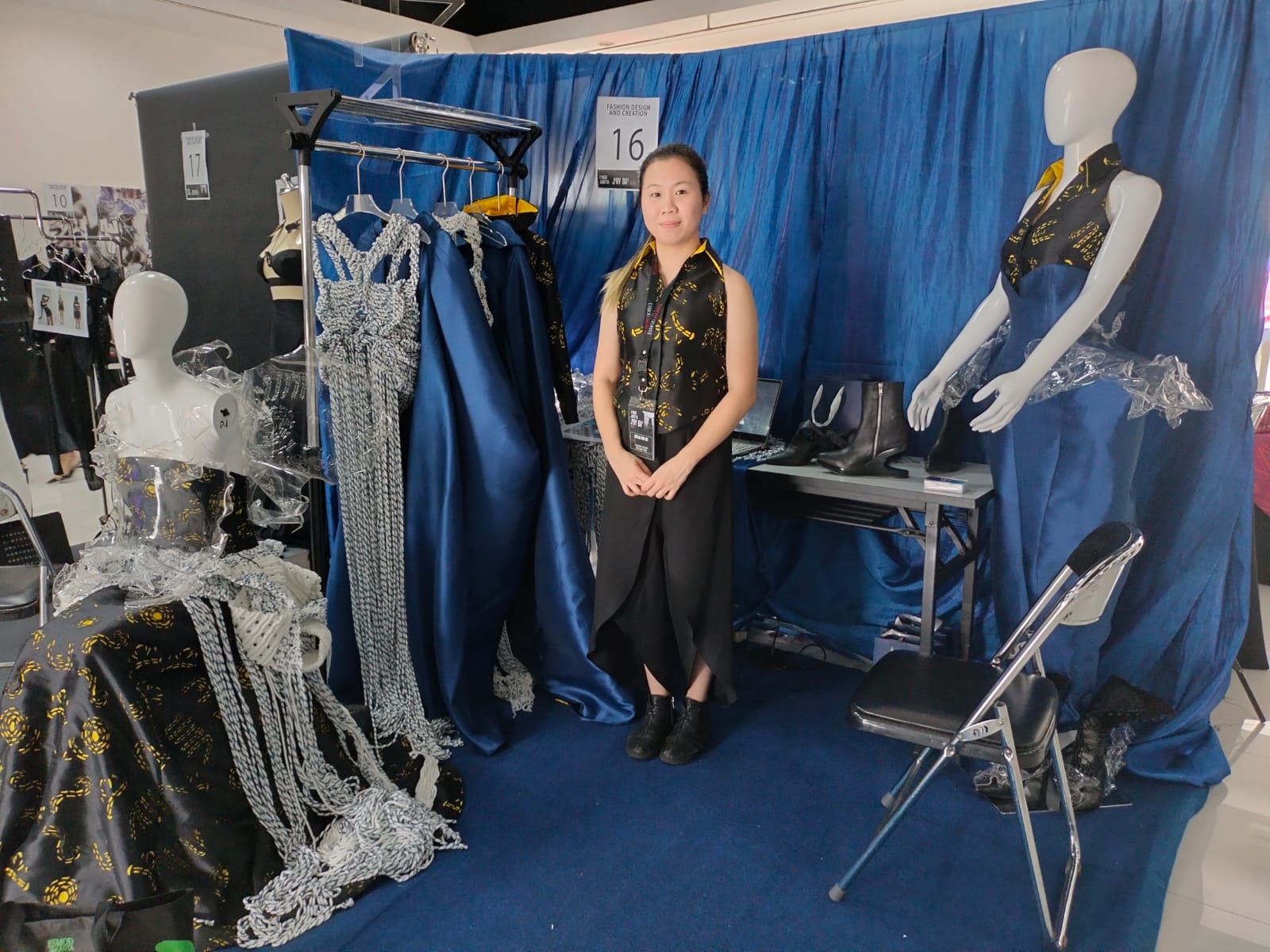 Imelda NG bersama rancangan busananya