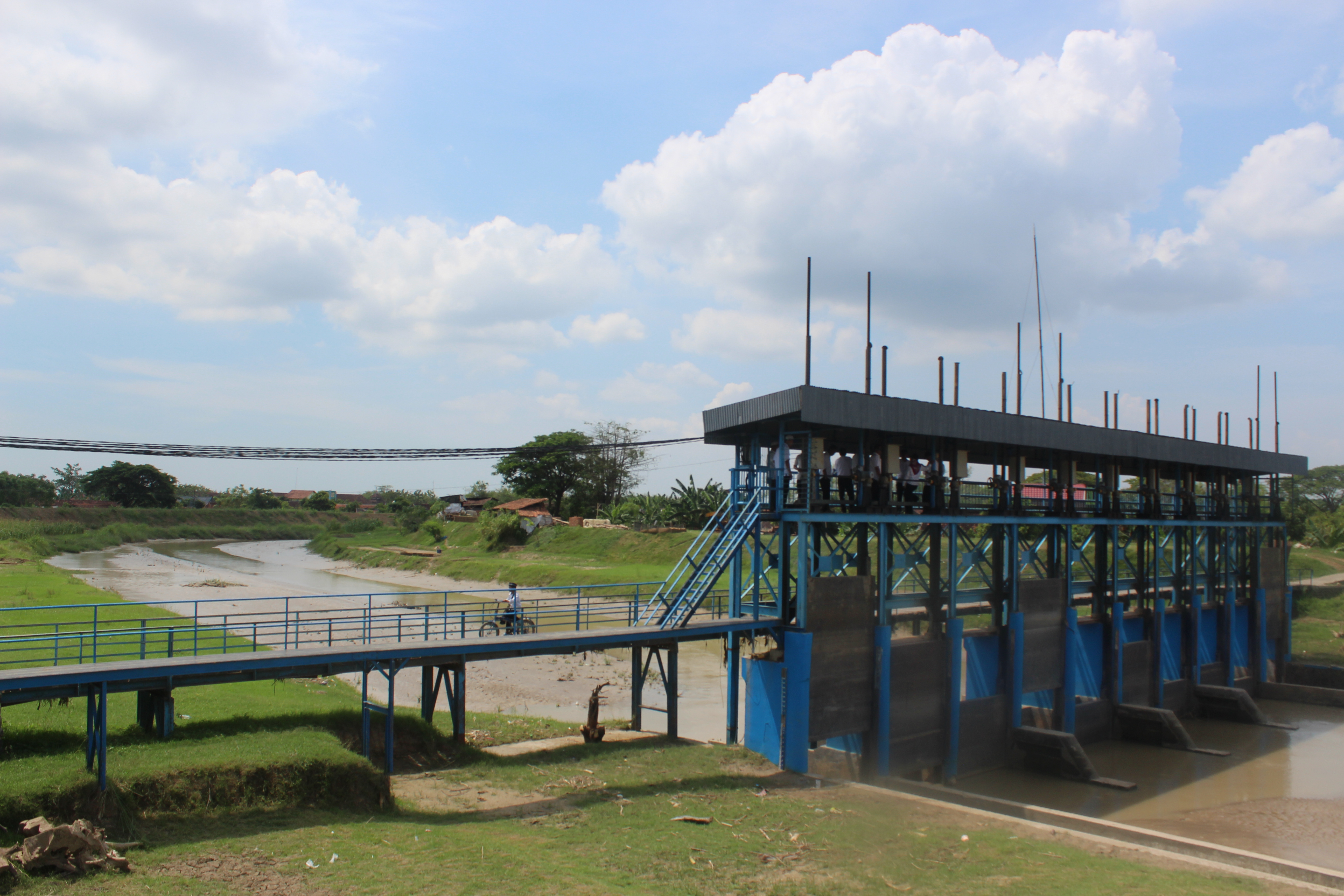 Volume air di pintu bendungan di Sungai B1 di Kecamatan Guntur, Kabupaten Demak, Jawa Tengah alami penyusutan pada 2018 saat musim kemarau.