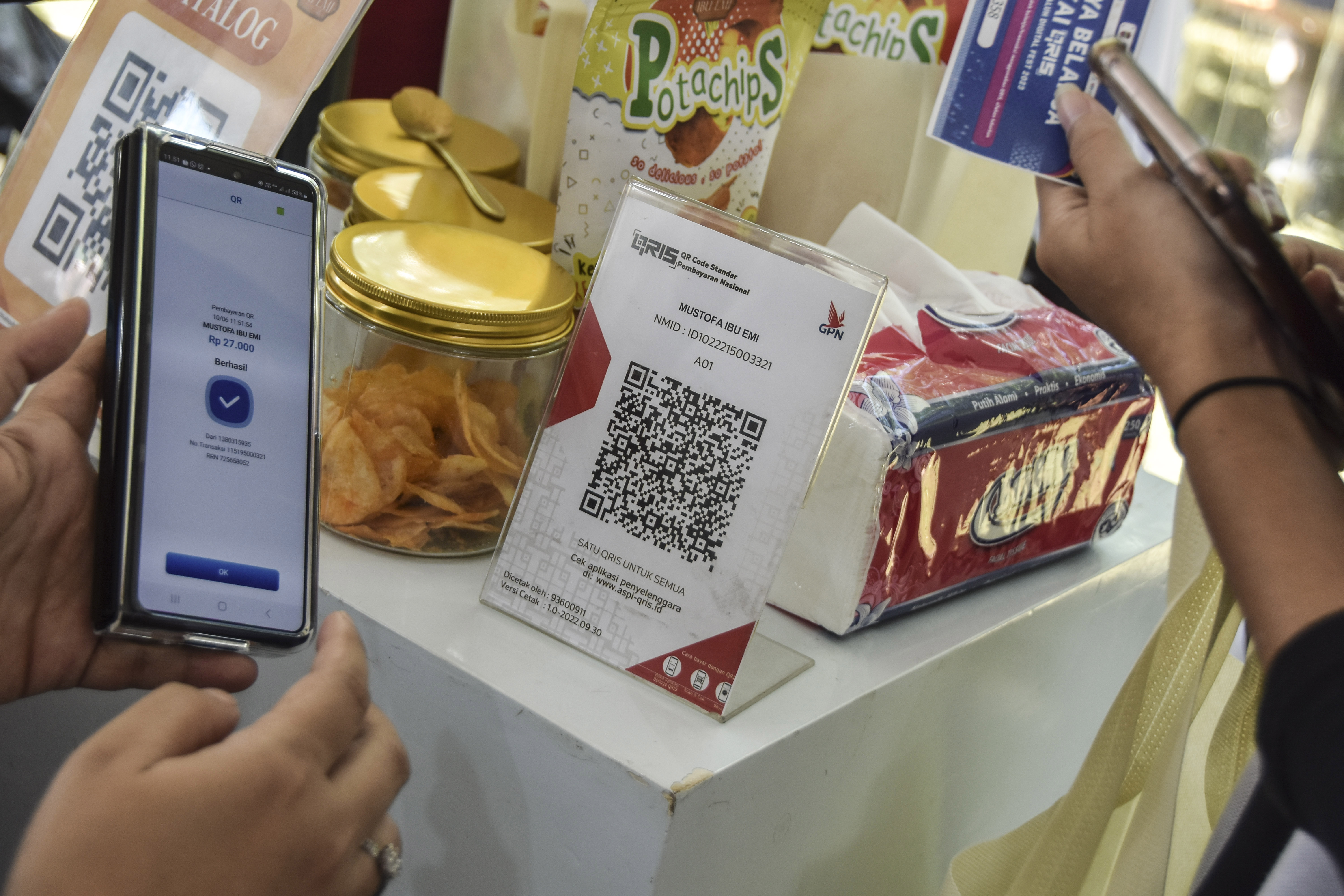 Penggunaan pembayaran digital makin marak seiring adanya sistem QRIS dari BI. Penyedia layanan dompet digital pun meningkatkan layanannya.