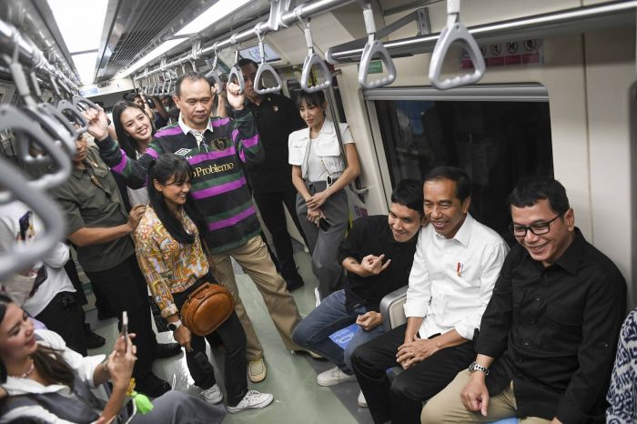 Presiden Joko Widodo (kedua kanan) berbincang dengan para artis saat menaiki LRT Jabodebek