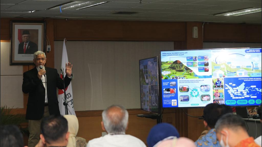 Direktur Water Resources, Sciences, and Process Technology Danone Indonesia Azwar Satrya Muhammad memberi pemaparan.