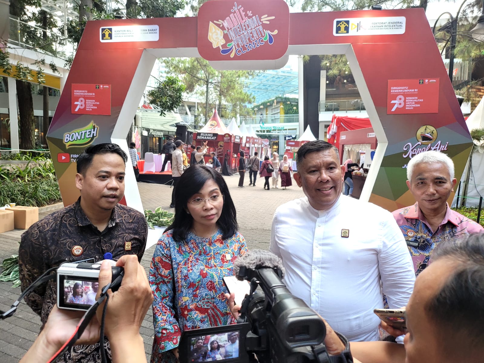 Dirjen Kekayaan Intelektual Kemenkumham Min Ushien (tengah) didampingi Kakanwil Kemenkumham Jabar, R Andika Dwi Prasetya.
