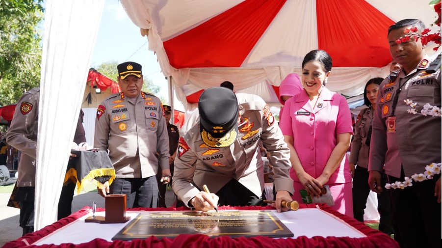 Kapolda Sulbar Irjen Pol Adang Ginanjar saat meresmikan rumah perlindungan Ibu dan Anak di Kabupaten Polman.