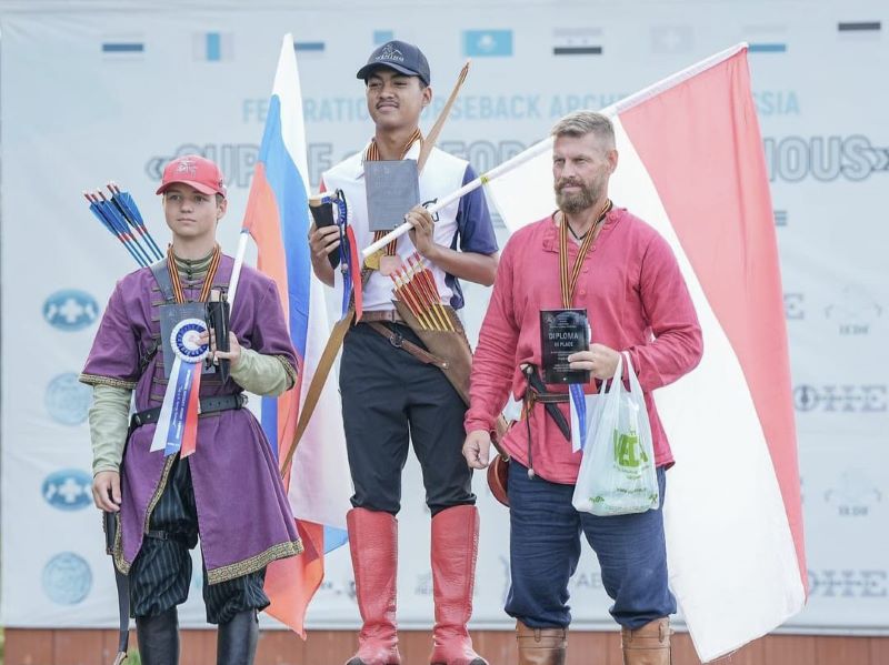 Arsa Wening menerima trofi juara dalam ajang International Horseback Archery 2023.