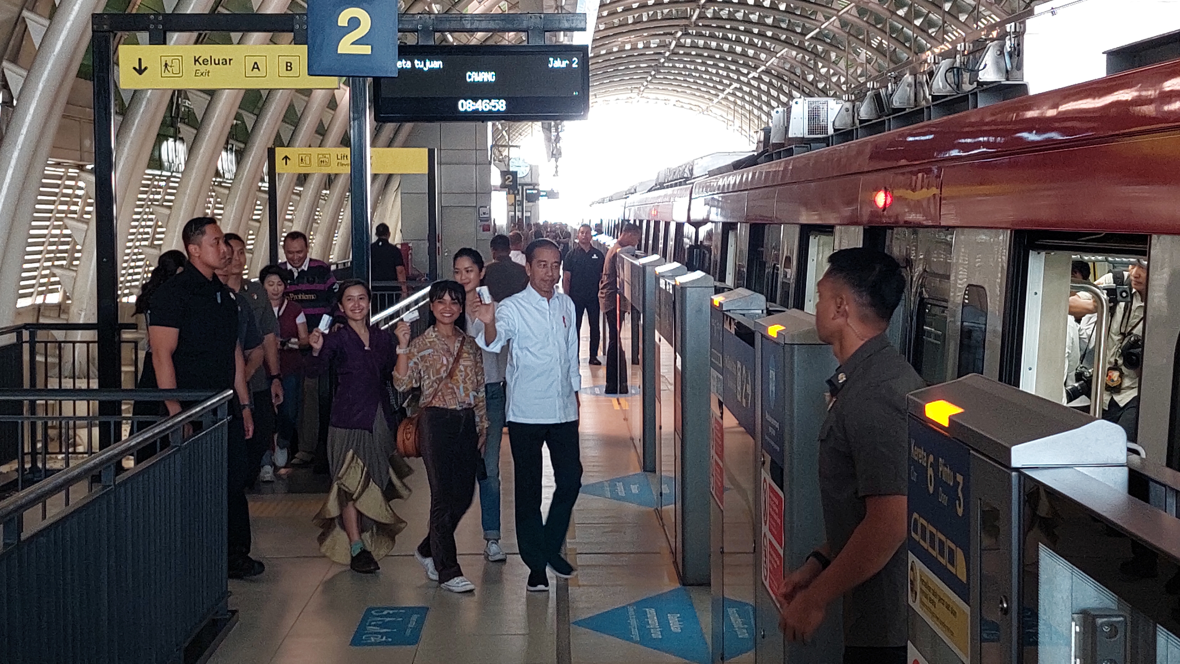 Presiden Jokowi ajak artis ibu kota jajal LRT Jabodetabek
