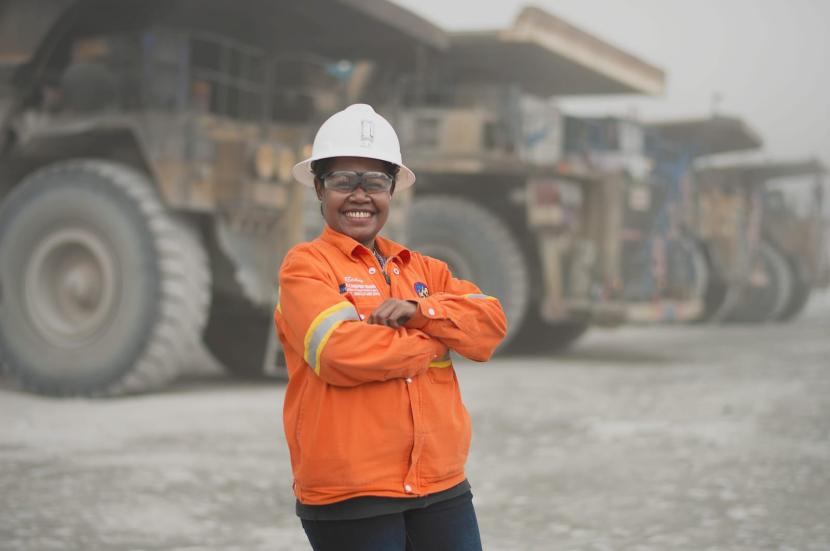 pegawai perempuan di group Mind ID