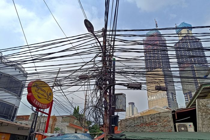 Ilustrasi: kabel-kabel udara yang berseliweran dan semrawut di permukiman penduduk di kawasan Kebon Kacang, Jakarta.