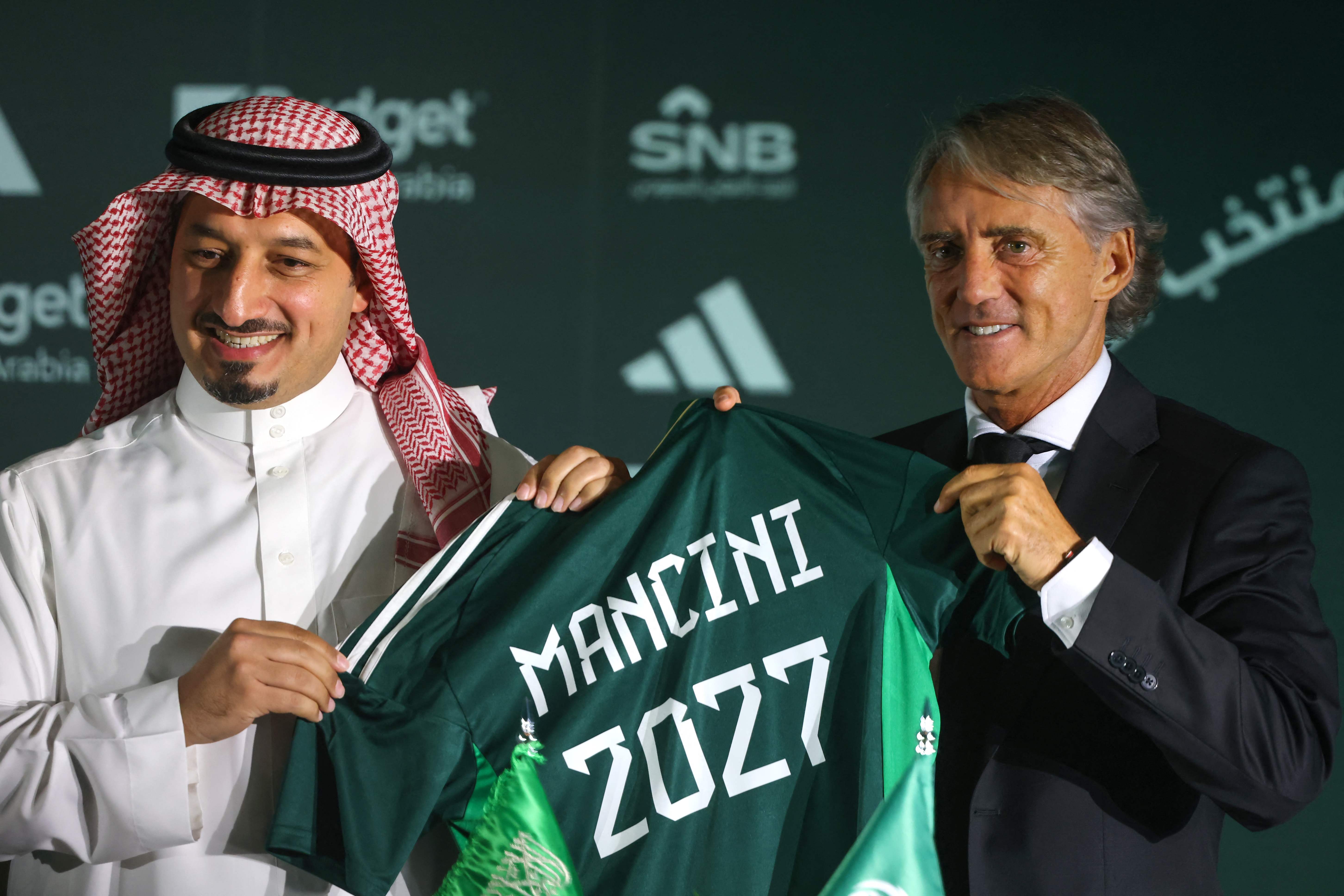 Roberto Mancini (kanan) usai meneken kontrak sebagai pelatih timnas Arab Saudi.