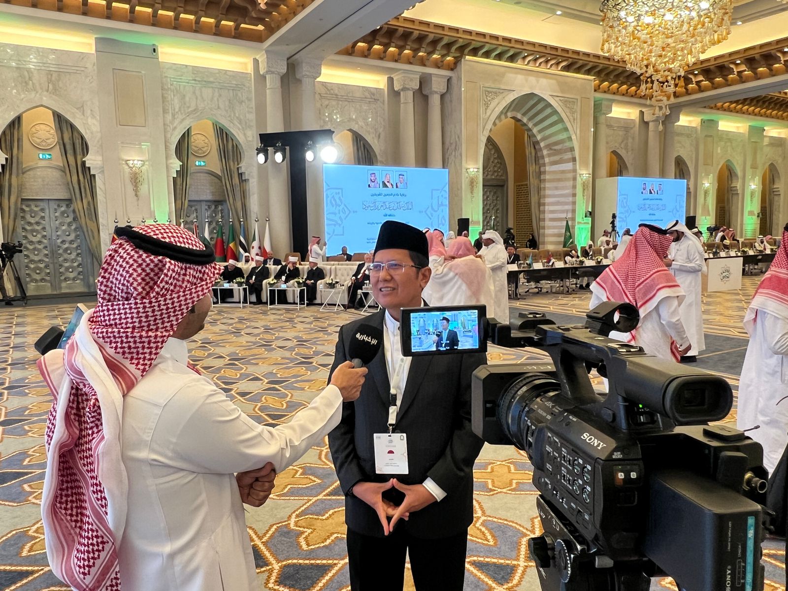 Ketua MUI KH Muhammad Cholil Nafis saat diwawancarai media lokal di sela-sela Konferensi Internasional di Mekkah, Arab Saudi.