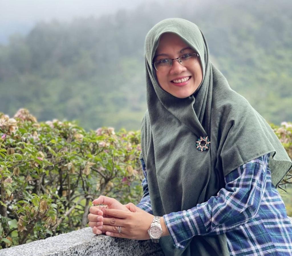 Afni Z, Dosen dan Wartawan yang Dikenal sebagai Aktivis Lingkungan Hidup  