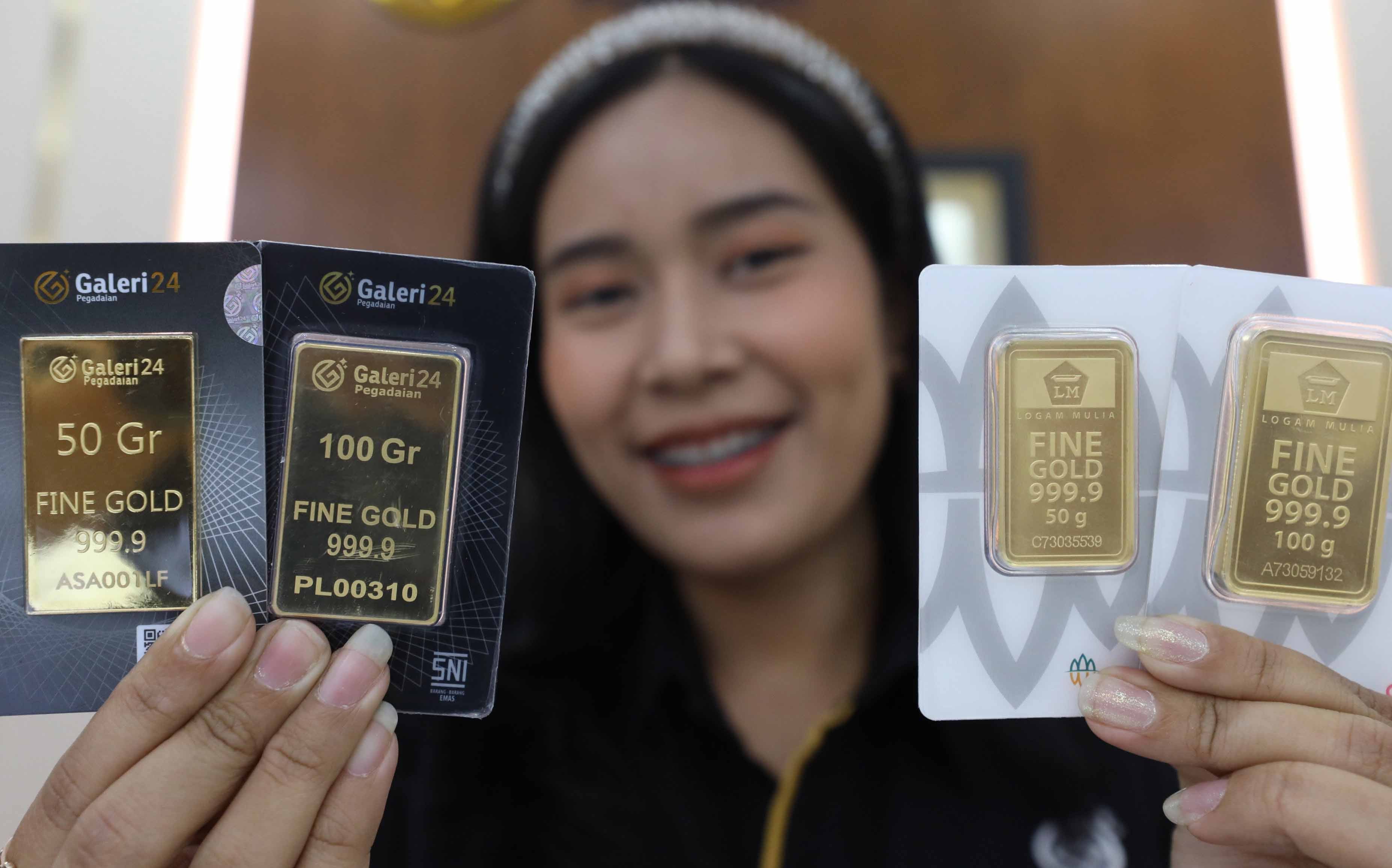  Karyawan menunjukkan emas batangan di Galeri 24 Pegadaian, Jakarta, Selasa (22/8)