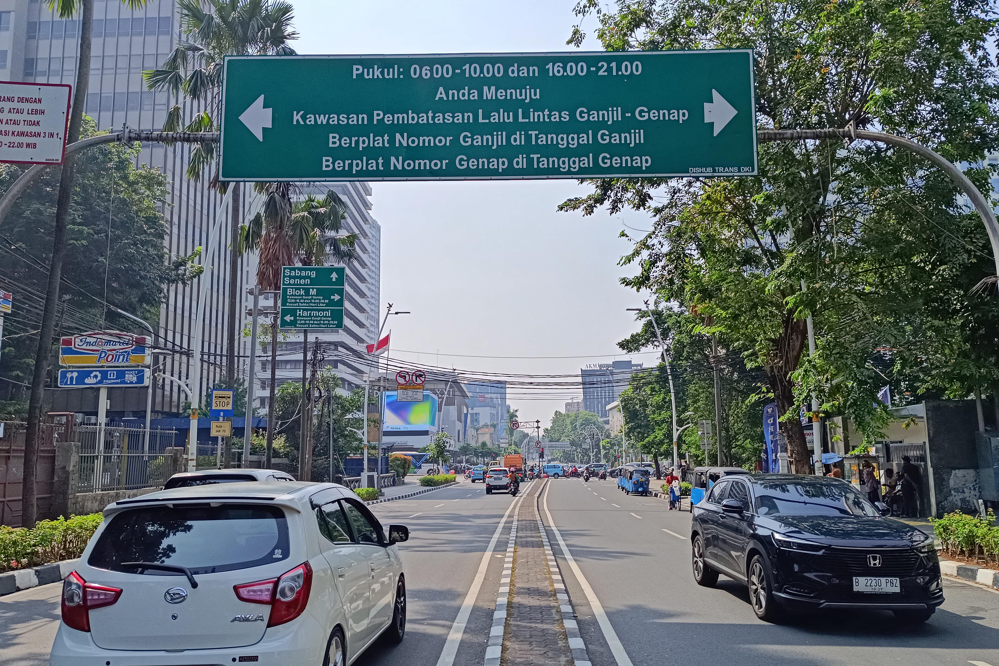Kendaraan melintas di ruas Jalan Sarinah, Jakarta.