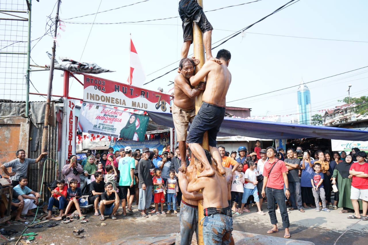 Relawan Sintawati menyemarakkan peringatan HUT ke-78 Kemerdekaan RI dengan menggelar lomba panjat pinang berhadiah.