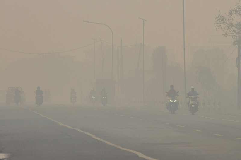 Masyarakat Kalimatan Selatan diingatkan akan ancaman gangguan kesehatan akibat kabut asap yang menyelimuti Kota Banjarbaru.