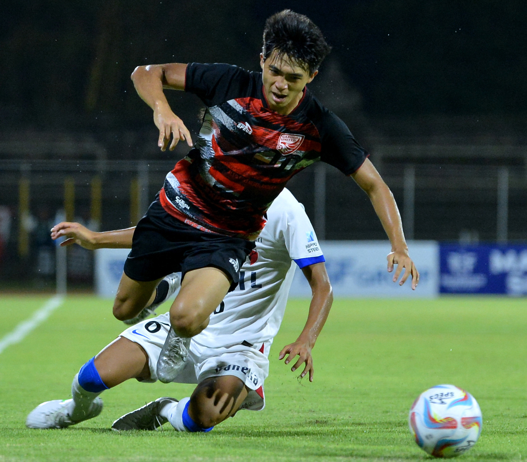 Pesepak bola Garuda United U-17 Ji Da Bin (kanan) dihadang pesepak bola Kashima Antlers Yugo Okawa (kiri), Sabtu (5/8) malam.