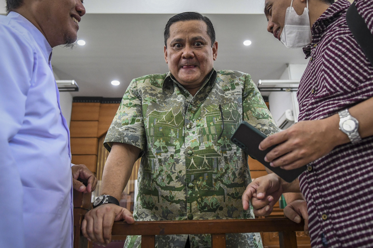 Terdakwa mantan Kadiv Hubungan Internasional (Hubinter) Polri Irjen Pol Napoleon Bonaparte (tengah).