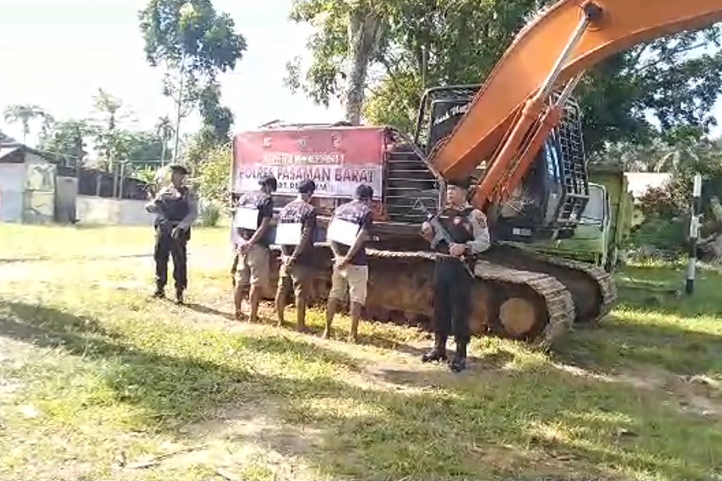 Penggerebekan penambangan emas illegal di Jorong Lubuk Baka, Nagari Kiawai, Kecamatan Gunung Tuleh.