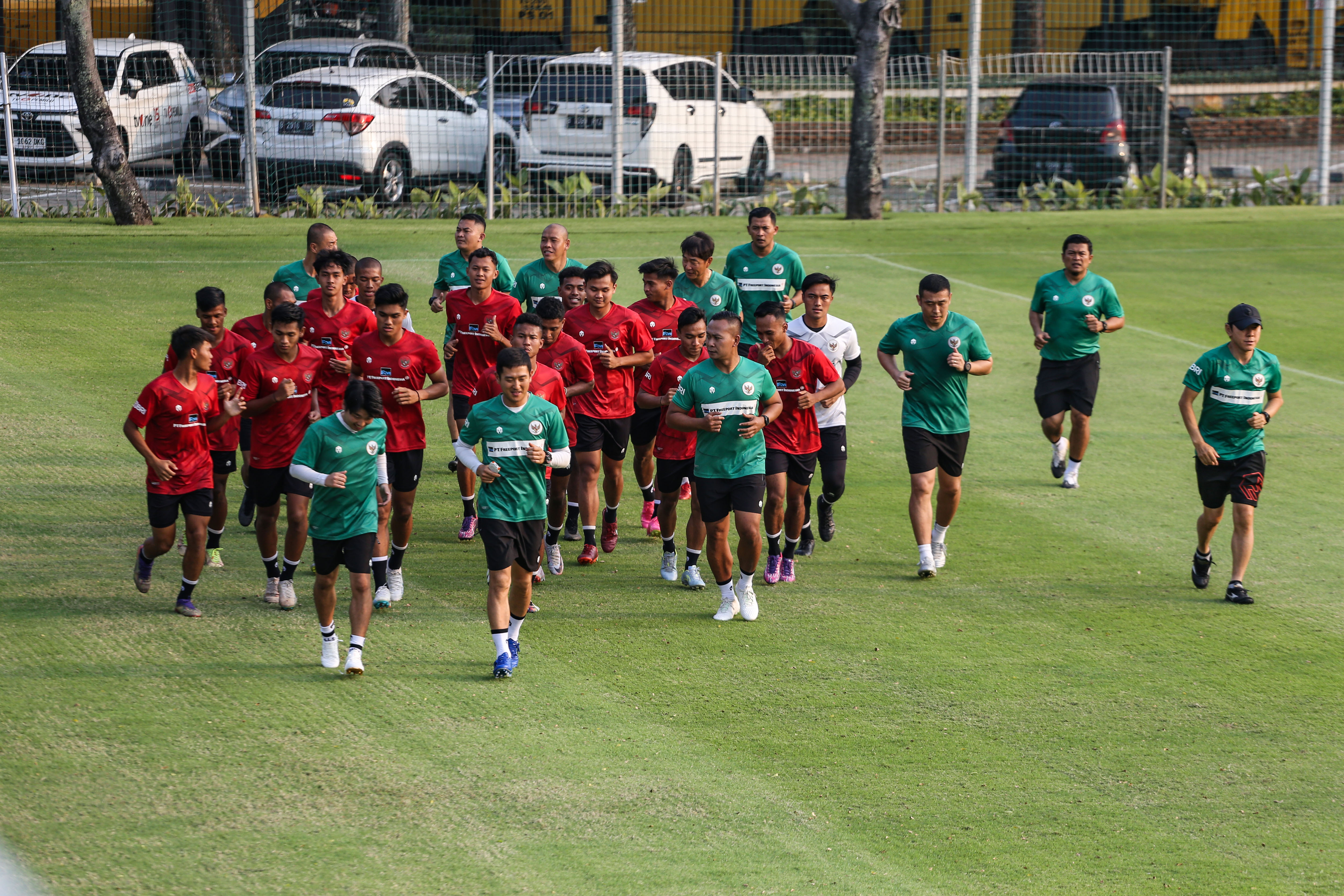 Sejumlah pemain timnas U-23 bersama tim pelatih melakukan pemanasan saat sesi latihan di Lapangan A, Senayan, Jakarta.