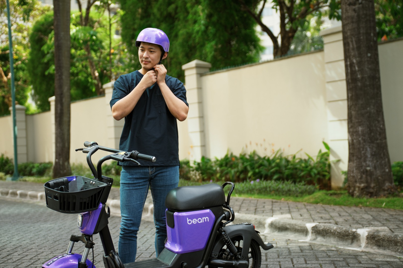 Warga siap memarkir e-bike yang disediakan Beam Mobility.