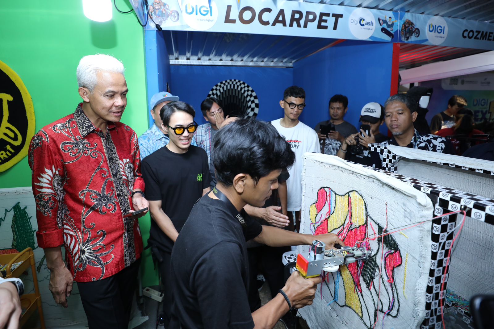 Gubernur Jateng Ganjar Pranowo menghadiri acara puncak Hari UMKM Nasional Tahun 2023 di Pamedan Mangkunegaran