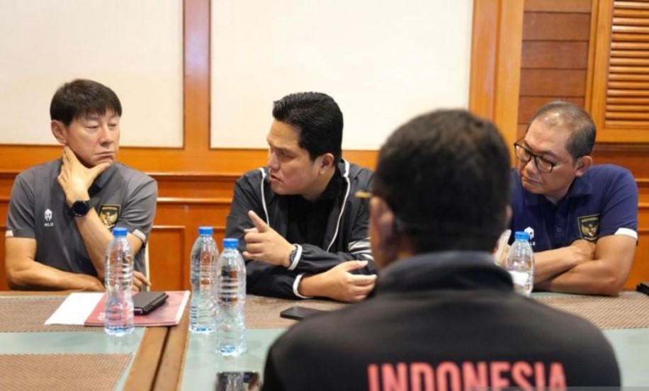 Ketua Umum PSSI Erick Thohir (tengah) menemui pemain Timnas Indonesia U-23 sebelum bertanding melawan Vietnam di final Piala AFF U-23.