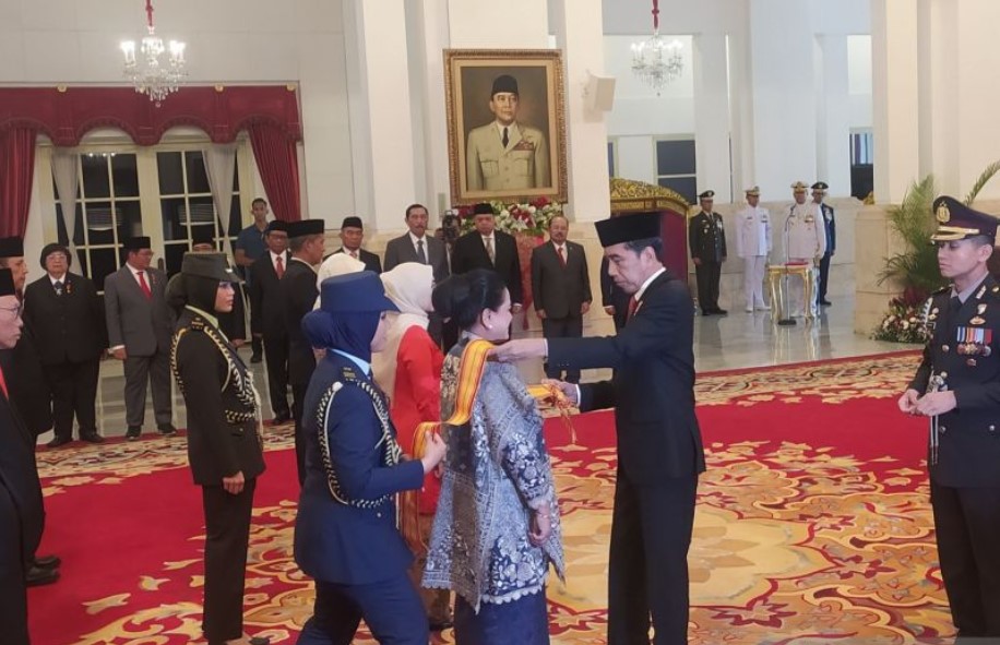 Presiden Joko Widodo menganugerahkan Tanda Kehormatan Bintang Republik Indonesia Adipradana kepada Ibu Negara Iriana di Istana Negara.