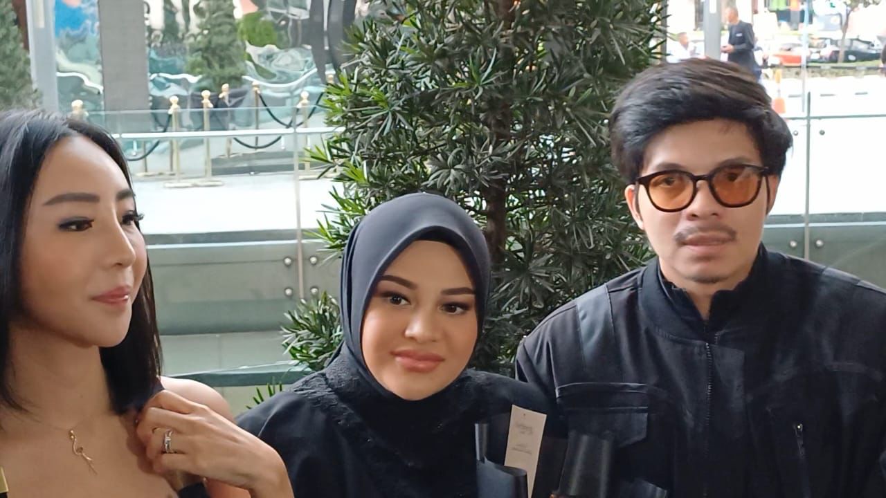 Diamond & Co dan pasangan selebritas Atta Halilintar & Aurelie Hermansyah, meluncurkan perhiasan berlian Black Diamond di Jakarta. 