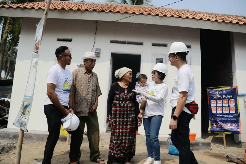 Komisaris Utama MedcoEnergi Yani Panigoro dan Komisaris Raimi Panigoro berbincang dengan warga penerima rumah layak huni di Mauk, Tangerang.