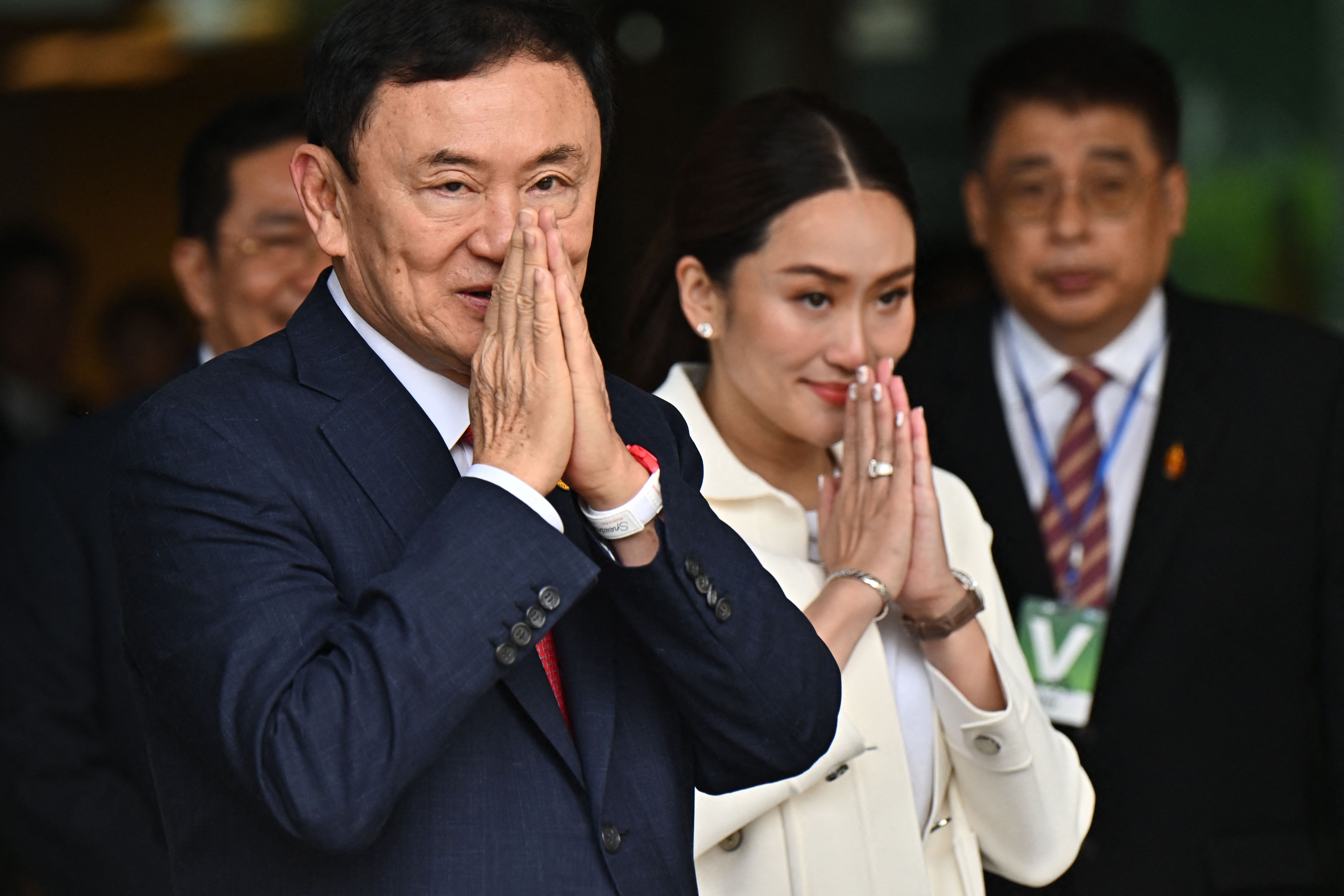 Mantan PM Thailand Thaksin Shinawatra menyapa pendukungnya usai mendarat di Bandara Don Mueang, Bangkok.