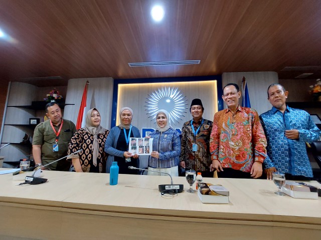 Anggota DPR RI Intan Fauzi saat menerima pengaduan warga Kelurahan Mekarjaya, Kecamatan Sukmajaya, Kota Depok.