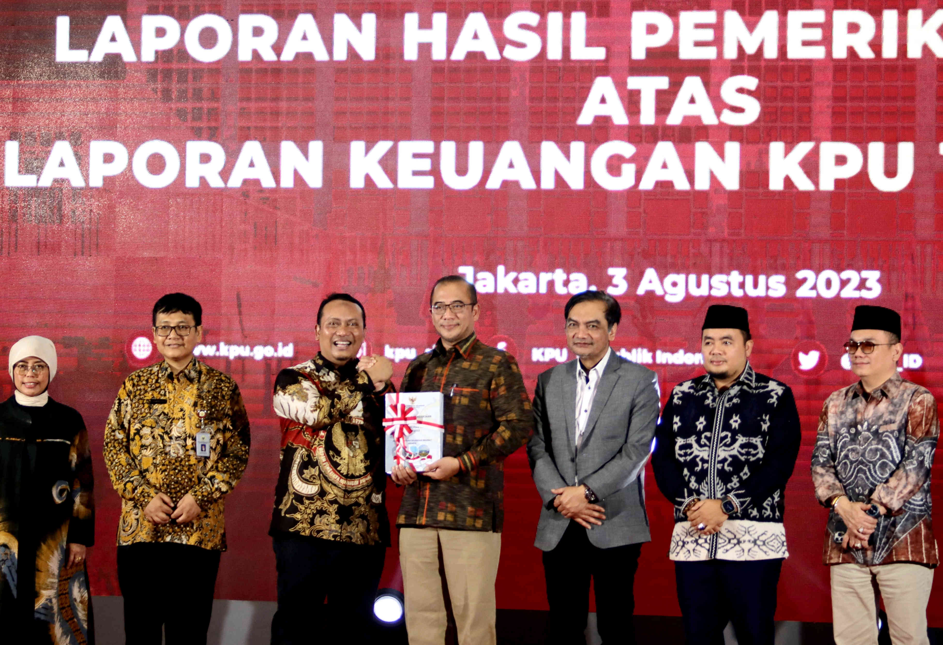 Penyerahan hasil audit laporan keuangan KPU