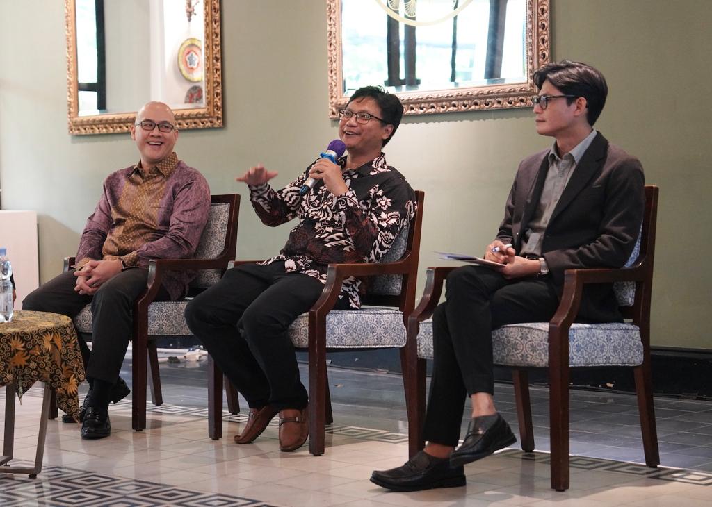 (Ki-ka) Head of Research DBS Group Maynard Arif, Director of Public Affairs Praxis PR Sofyan Herbowo, dan anggota KPU August Mellaz.