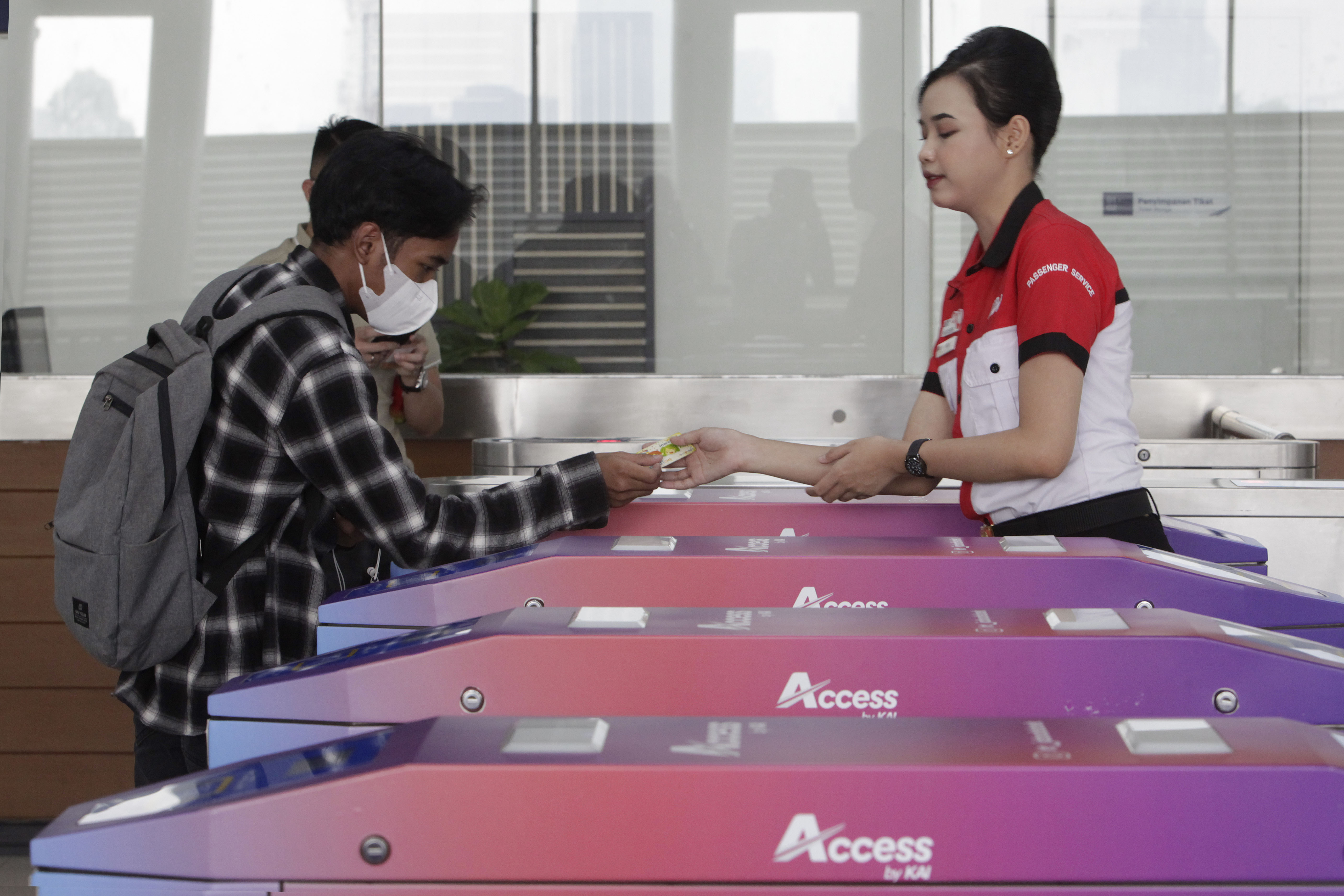 Petugas memandu masyarakat yang akan mengikuti uji coba operasional terbatas LRT Jabodebek, Jakarta, Minggu (27/8/2023).