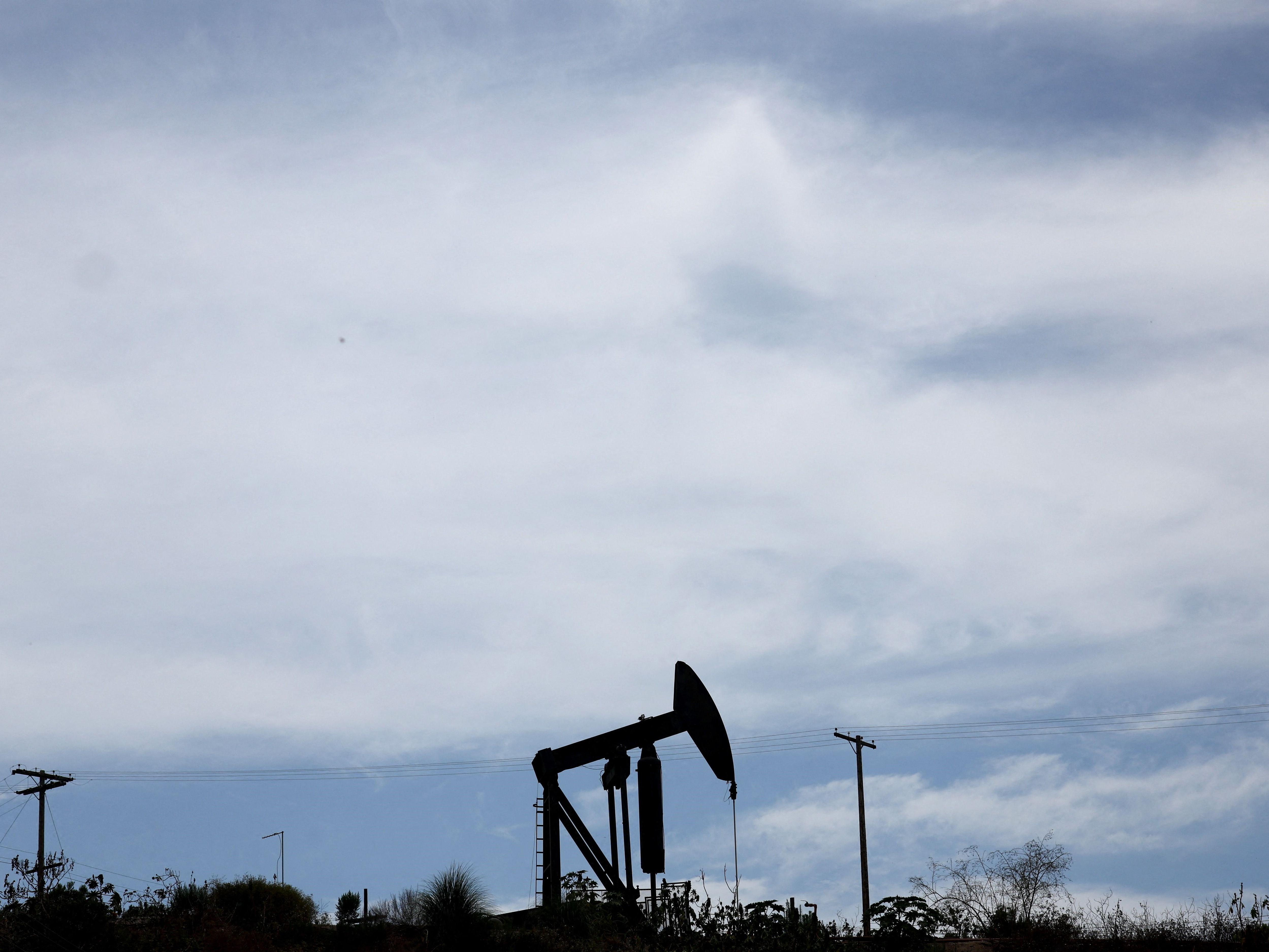 Pompa minyak beroperasi pada 31 Juli 2023 di Los Angeles, California.