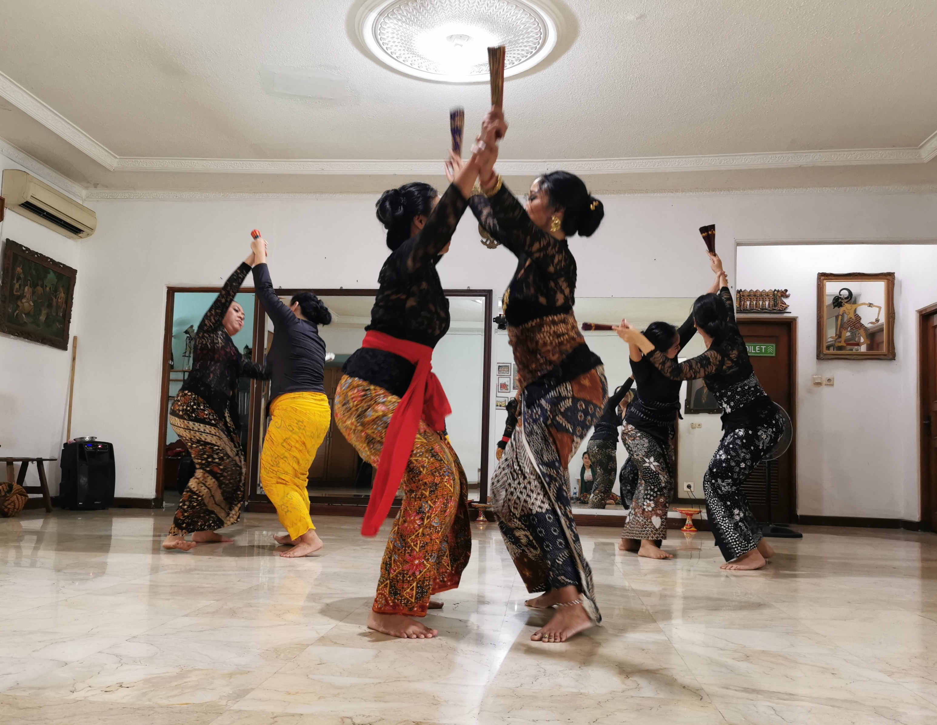 Suasana latihan kelas tari Bali putri di Omah Wulangreh, Jakarta, beberapa waktu lalu. 
