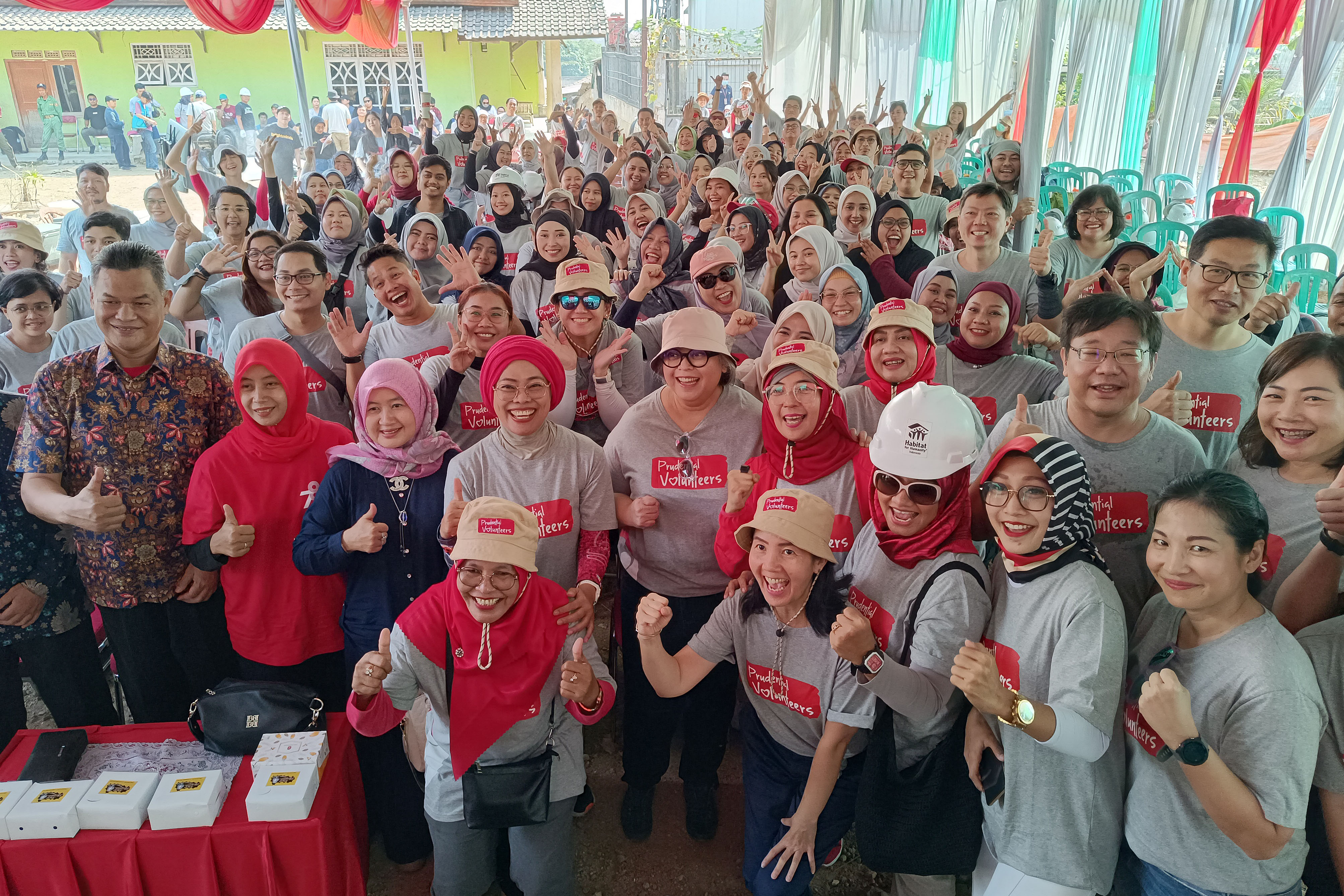 Presiden Direktur Prudential Indonesia Michellina Laksmi Triwardhany (tengah) di peluncuran program Desa Maju Prudential.