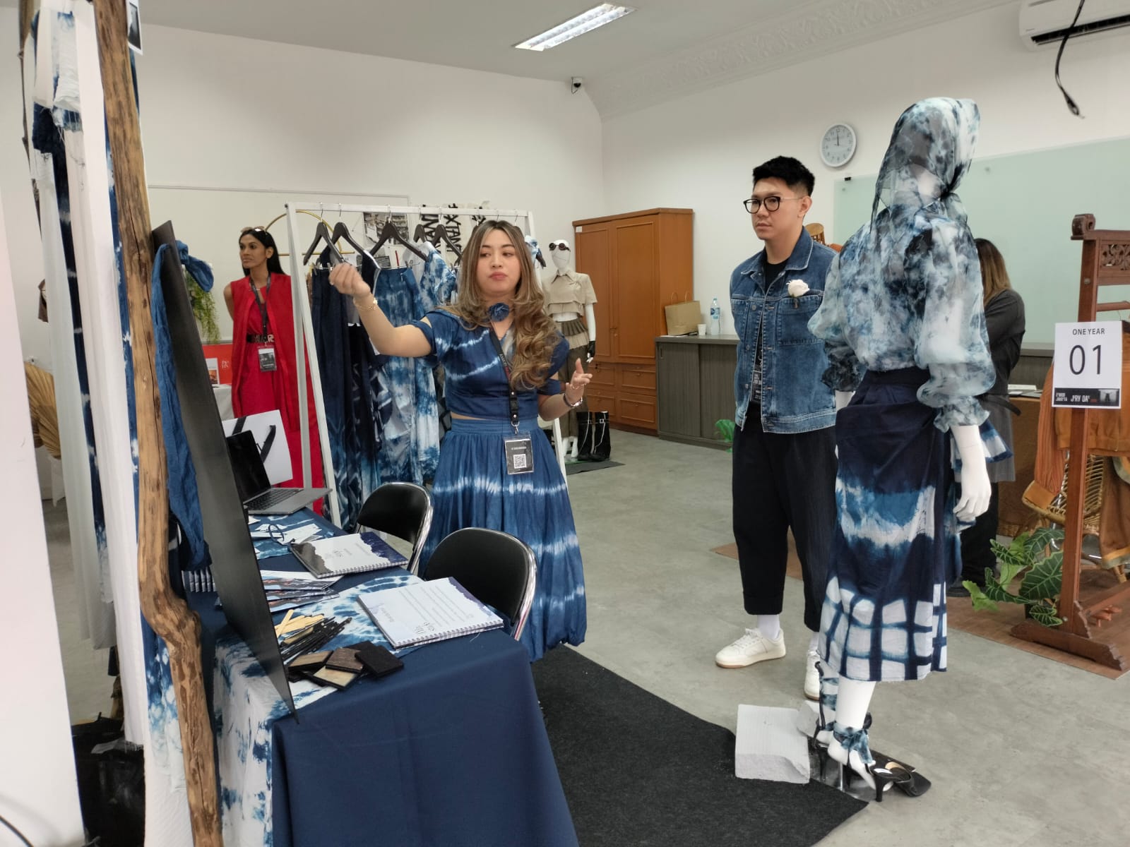 Mahasiswa ESMOD, Cut Dayini Ramadhana sedang presentasi karyanya di depan salah satu juri Jury Day 2023, desainer Yogie Pratama.