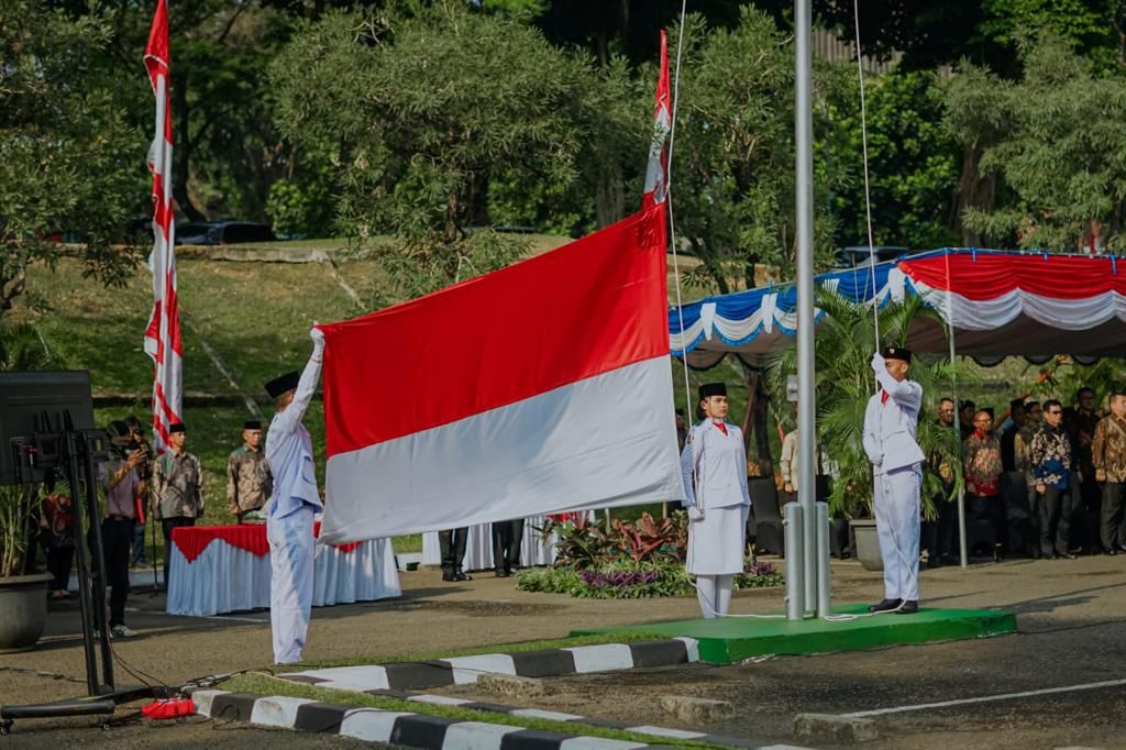 Pengibaran bendera merah putih di upacara peringatan HUT ke-78 RI yang dilakukan Artha Graha Peduli di Lot 16, SCBD, Jakarta, Kamis (17/8).