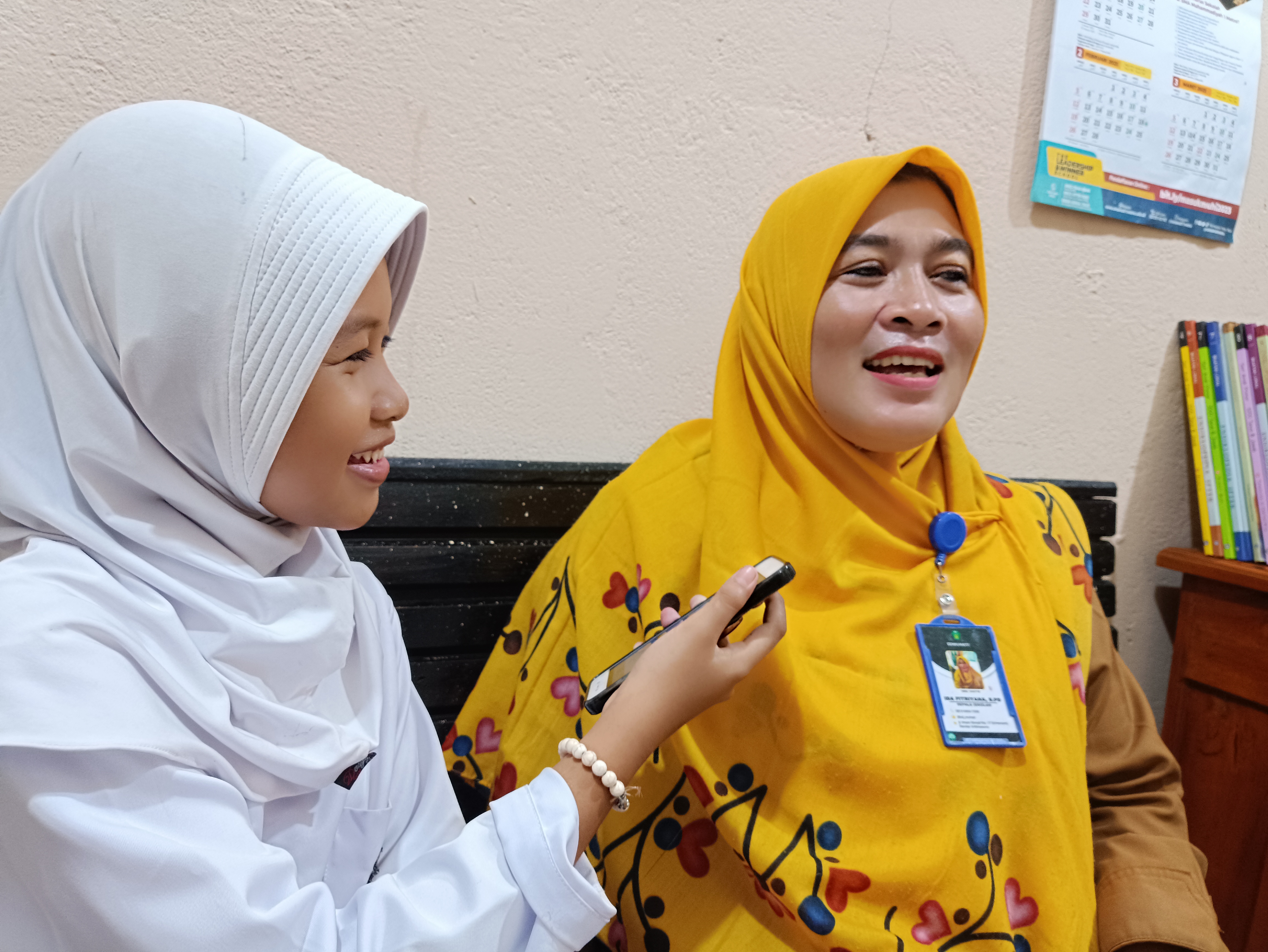 Repcil Aruni Ulfia Putri mewawancarai Kepala Sekolah SD Muhammadiyah Srimenanti, Ida Fritriyana, S.Pd.