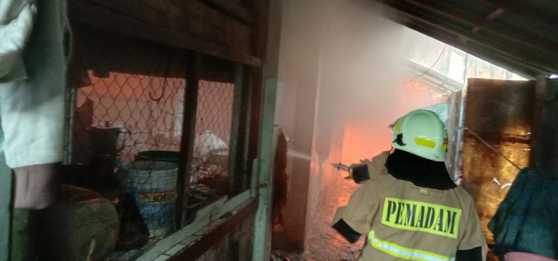 Petugas pemadam kebakaran memadamkan api di Pasar Kambing Tanah Abang.