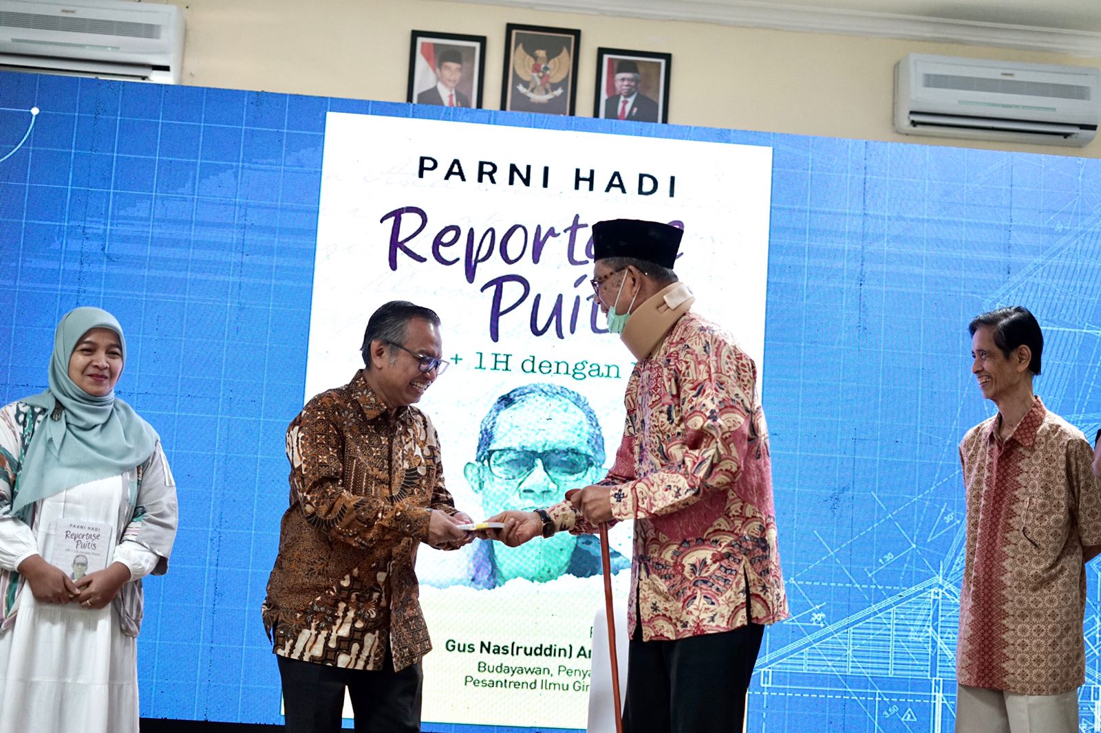 Parni Hadi (kedua dari kanan) Ketua Pembina Dompet Dhuafa memberikan  buku Reportase Puisi kepada Ketua Pengurus DD Rahmad Riyadi. 