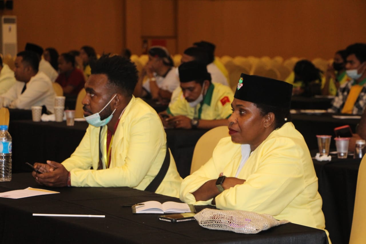 Ketua Pemuda Katolik Komda Papua Barat Yustina Ogoney (kanan)