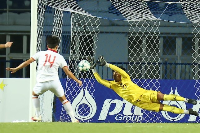 Ernando Ari menahan tendangan penalti pemain Vietnam di final Piala AFF U-23 (c)