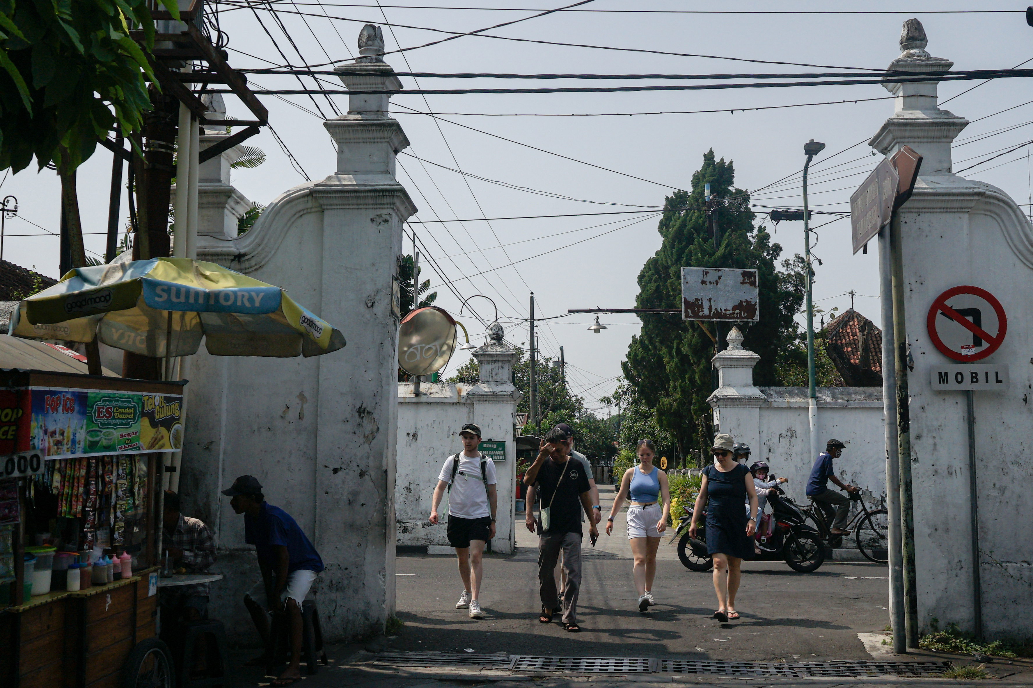 Wisatawan mancanegara di kawasan Taman Sari, Yogykarta