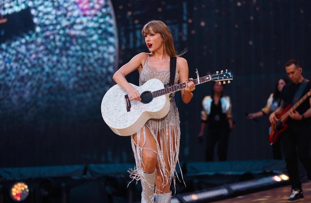 Penjaga keamanan Taylor Swift diduga dipecat karena minta foto dari fans