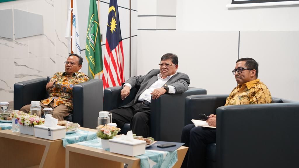 PUBLIC LECTURE : Rektor UIII, Prof. Komaruddin Hidayat (kiri, YB Tan Sri Dato’ Johari bin Abdul (tengah).